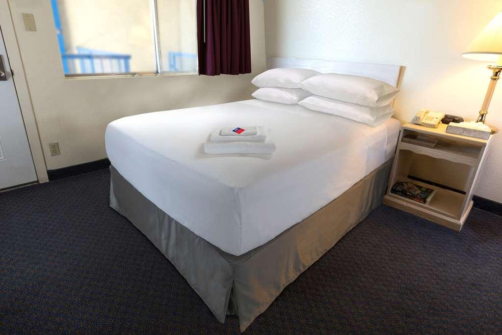 Americas Best Value Inn Story City Стая снимка